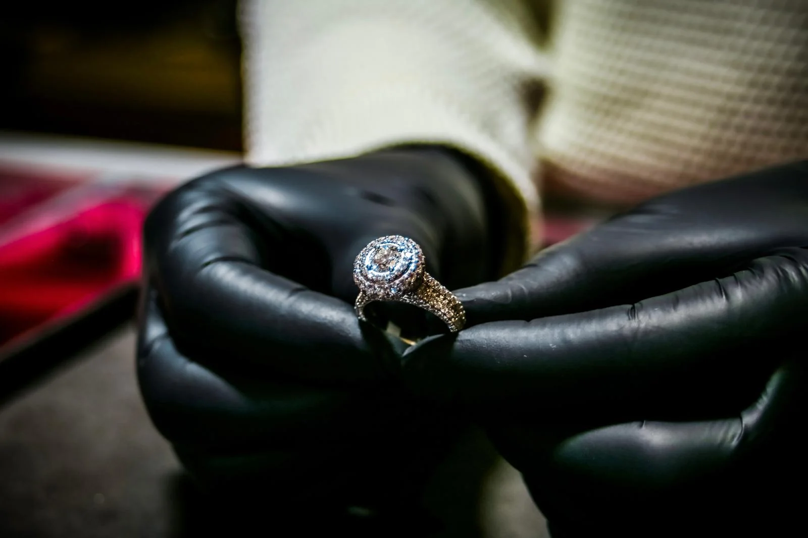 Persönliche Begutachtung eines Diamantrings bei Abraham & Söhne