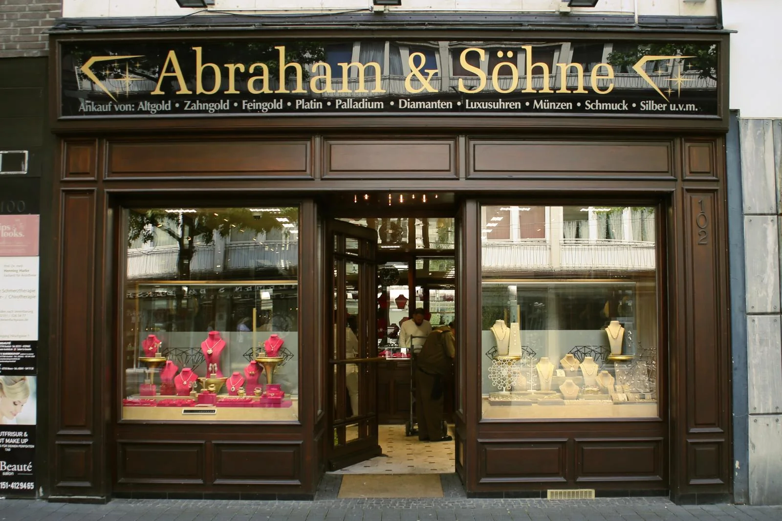Eingang und Schaufenster von Abraham & Söhne an der Rheinstraße 102 in Krefeld